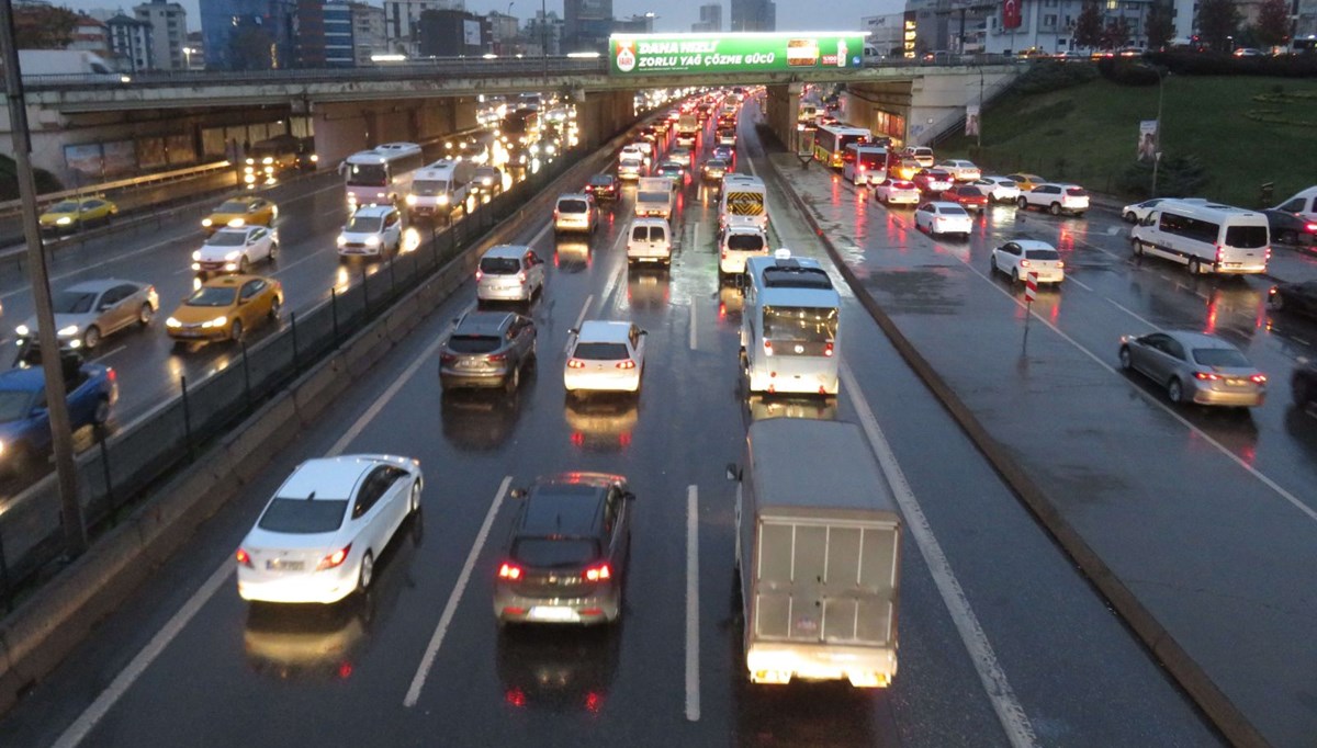 İstanbul'da haftanın ilk iş gününde yağmur trafiği