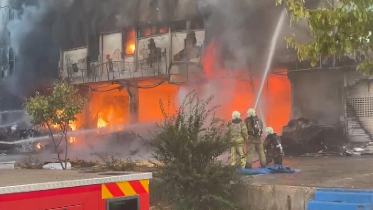 Olay yerine çeşitli ilçelerden itfaiye ekipleri sevk edildi.