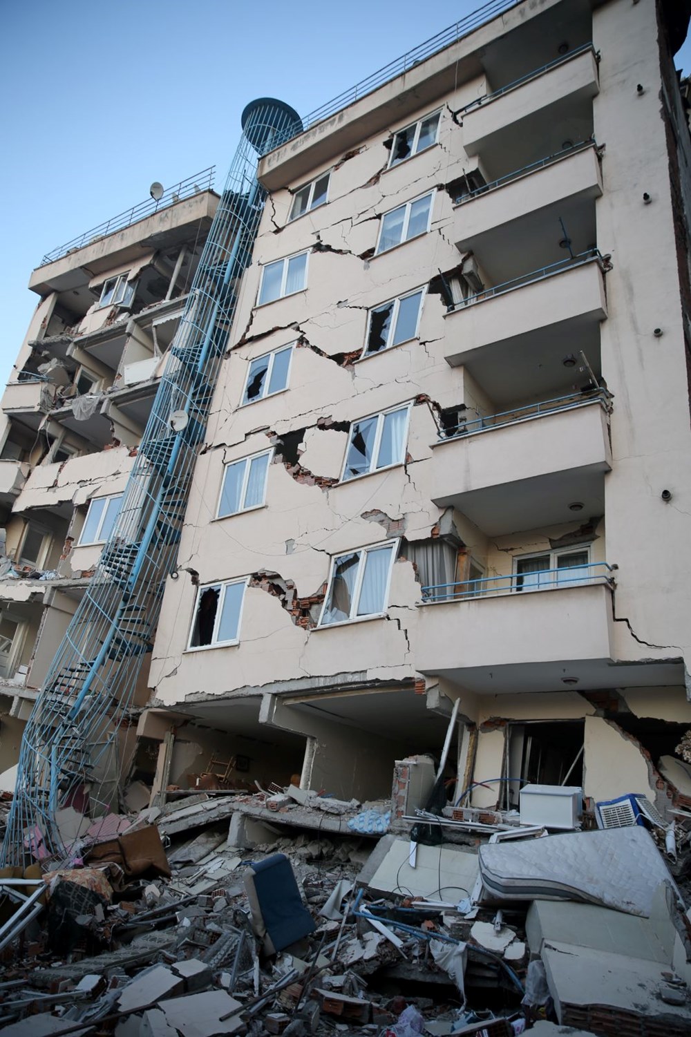 Daha büyük bir deprem olacak mı? | Deprem uzmanlarından "hasarlı binalara girmeyin" uyarısı - 2