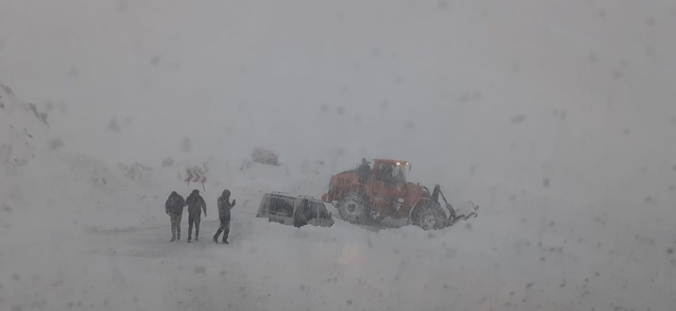 Nisan ortasında kar esareti: Van'da yolda mahsur kalan 4 kişi kurtarıldı - 1