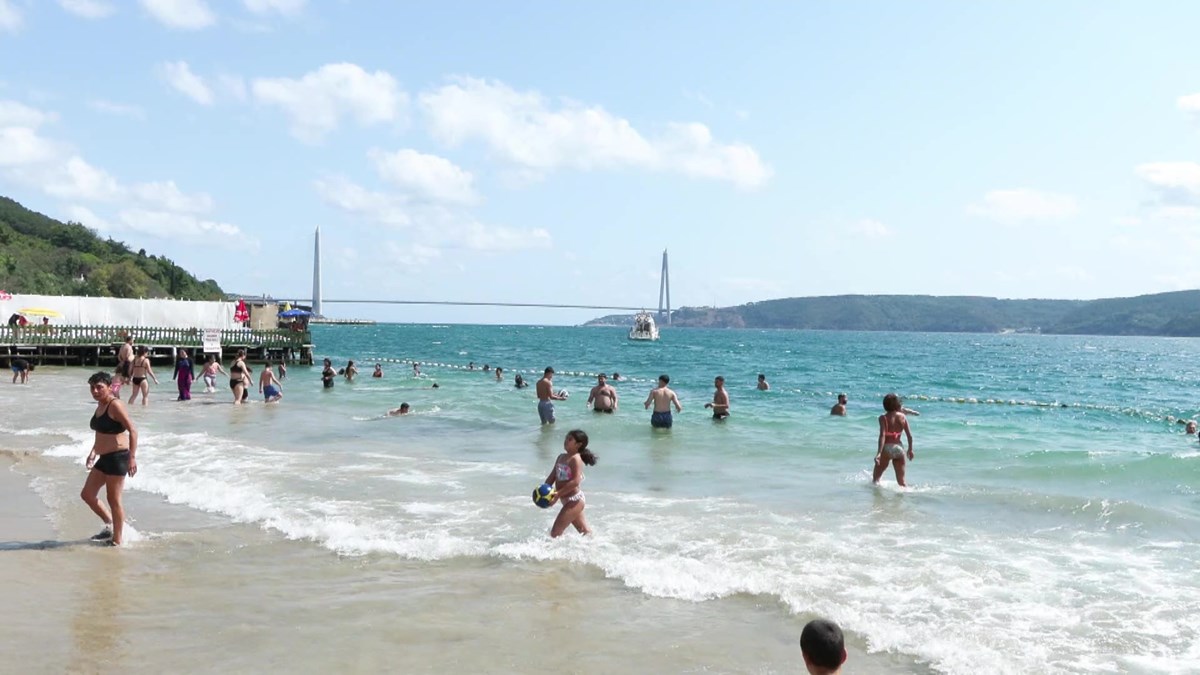 Plajlarda ise denize girenler keyifli anlar yaşadı.