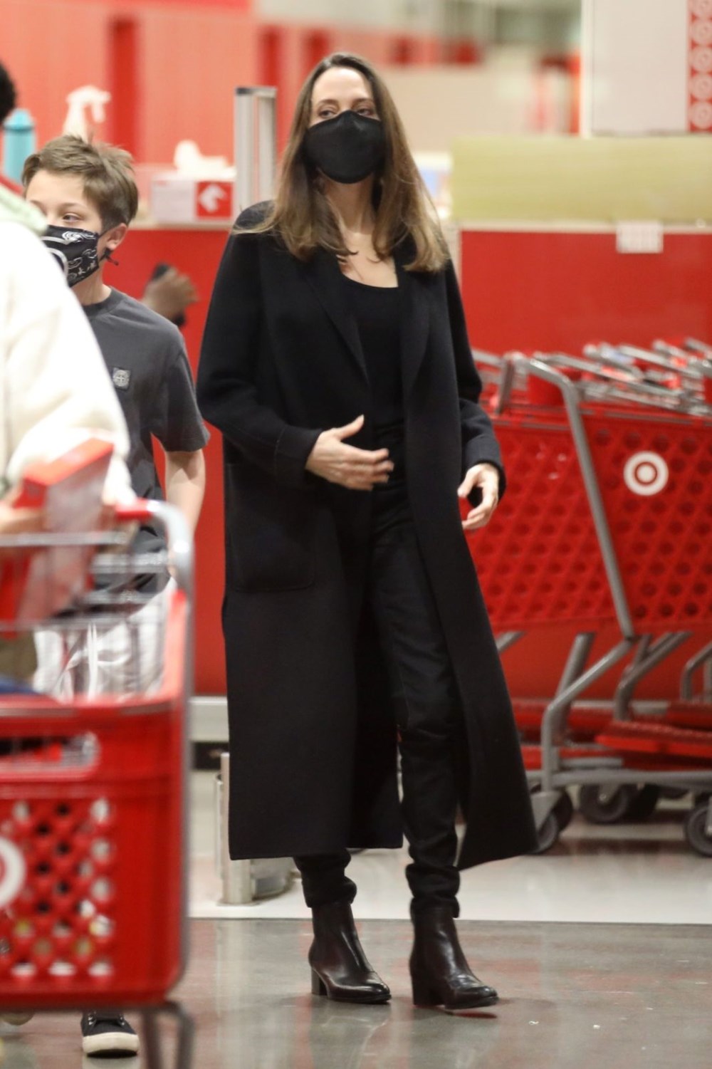 Angelina Jolie oğluyla alışverişte - 2
