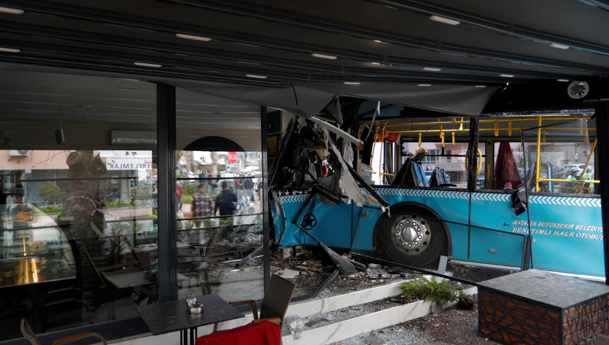 Antalya'da halk otobüsü kafeye daldı: Yaralılar var Antalya'da halk otobüsü kafeye daldı: Yaralılar var