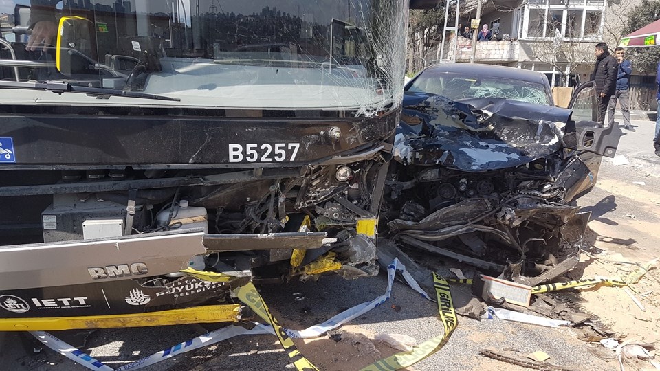 Başakşehir'de İETT otobüsü ile otomobil çarpıştı: 1 ölü, 8 yaralı - 2