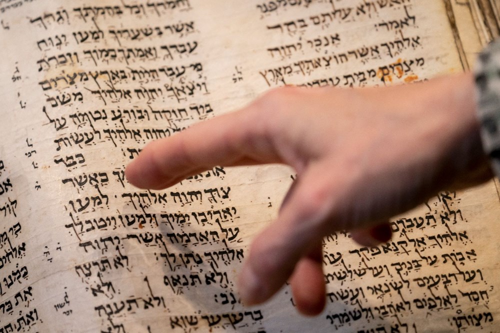 Dünyanın en eski İbranice İncil'i açık artırma ile satıldı - 3