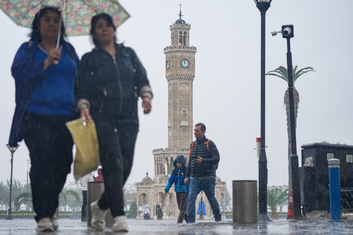 Yağmura hazırlıksız yakalanan vatandaşlar durak ve iş yerlerinin girişinde yağışın durmasını bekledi. Bazıları da şemsiyeyle yağmurdan korunmaya çalıştı.