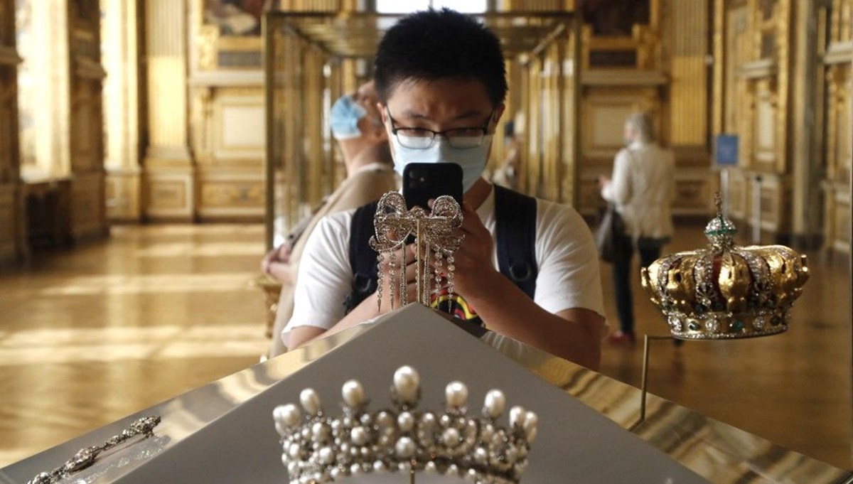 Louvre, kraliyet mücevherlerini taşıdı