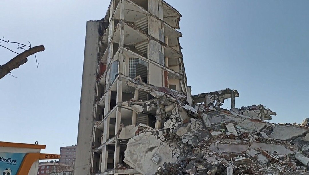 İstanbul Emniyeti’nin tarihi Birinci Şube binası yıkıldı