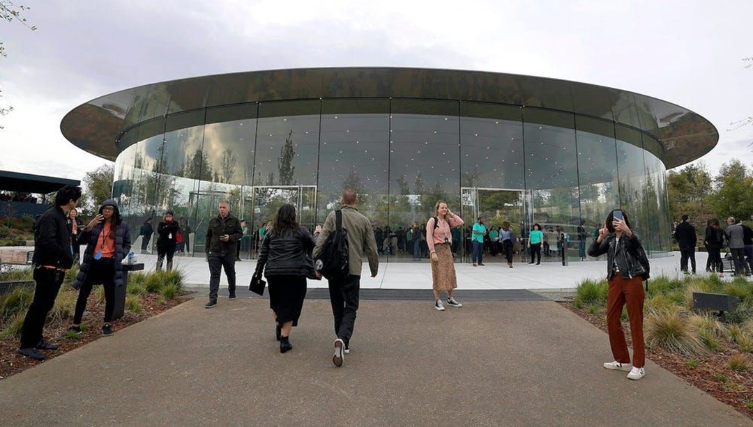 Apple çalışanına rüşvet suçlaması
