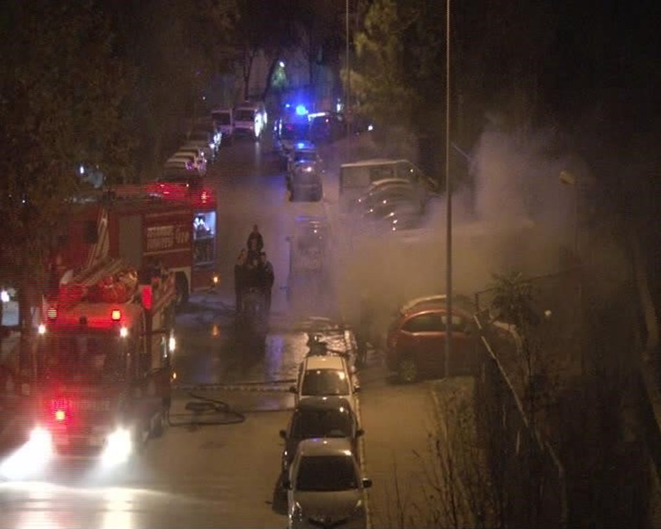 Bakırköy'de park halindeki üç araç yandı - 1