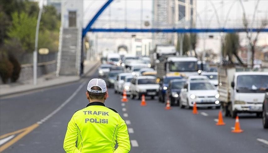 Düğün konvoyunda havaya silahla ateş açan 2 kişi yakalandı