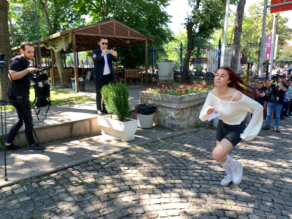 YKS'de ikinci oturum AYT sona erdi: Sınavı saniyelerle kaçıranlar oldu! - 12