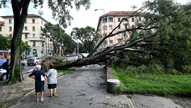 Due diversi disastri aerei nello stesso giorno in Italia: violenti temporali e precipitazioni al nord, incendi boschivi al sud