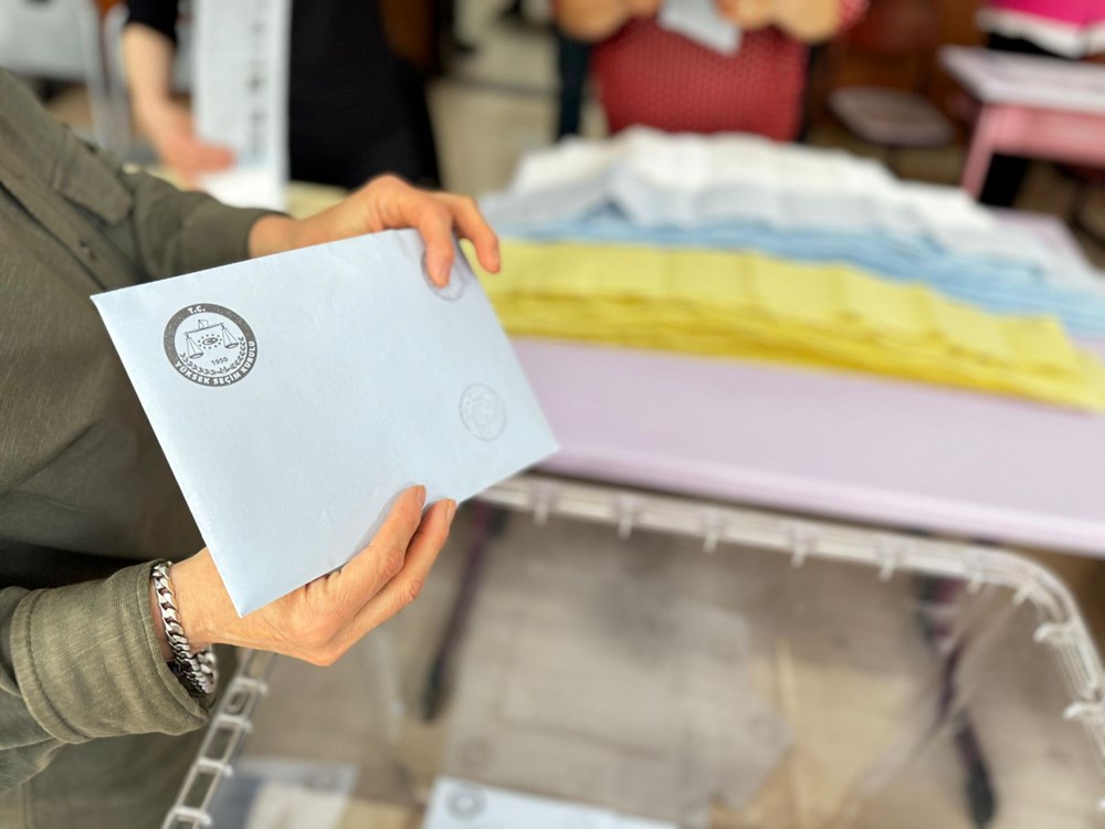 تركيا اليوم من فاز في المدن الكبرى؟ فاز حزب الشعب الجمهوري بـ 14 مقعدًا، بينما فاز حزب العدالة والتنمية بـ 12 من فاز في المدن الكبرى؟ فاز حزب الشعب الجمهوري بـ 14 مقعدًا، وفاز حزب العدالة والتنمية بـ 12 مدينة حضرية - 18