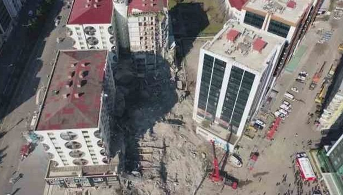 89 kişiye mezar olan Galeria Sitesi'nde çalışmalar durduruldu 89 kişiye mezar olan Galeria Sitesi'nde çalışmalar durduruldu