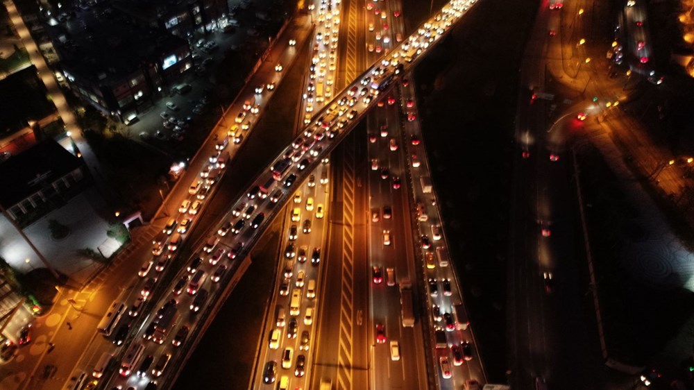 Hafta sonu kısıtlaması öncesi İstanbul trafiği kilit - 10