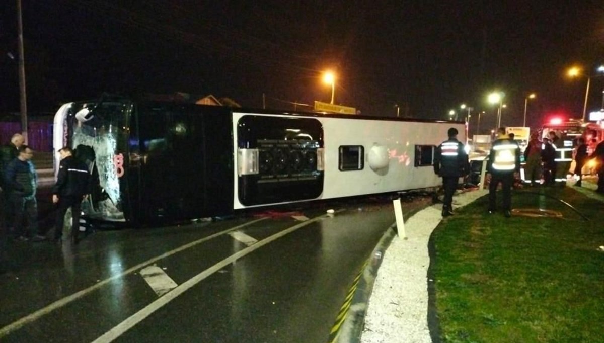 Balıkesir'de yolcu otobüsü devrildi: 1 ölü, 20 yaralı