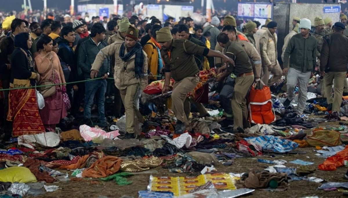 Hindistan'da miting alanında izdiham