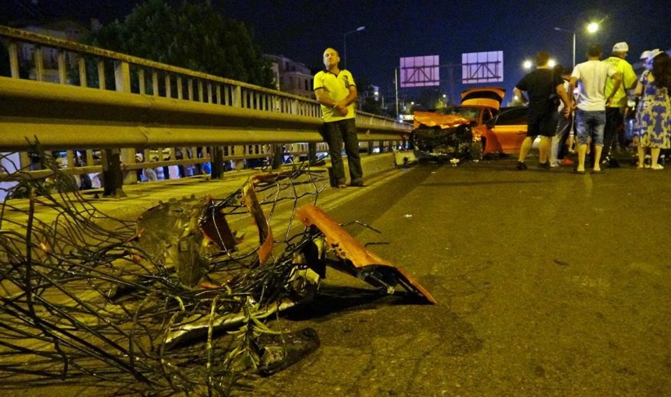 Antalya'da 2 otomobil kafa kafaya çarpıştı: 1'i ağır 5 kişi yaralandı - 1