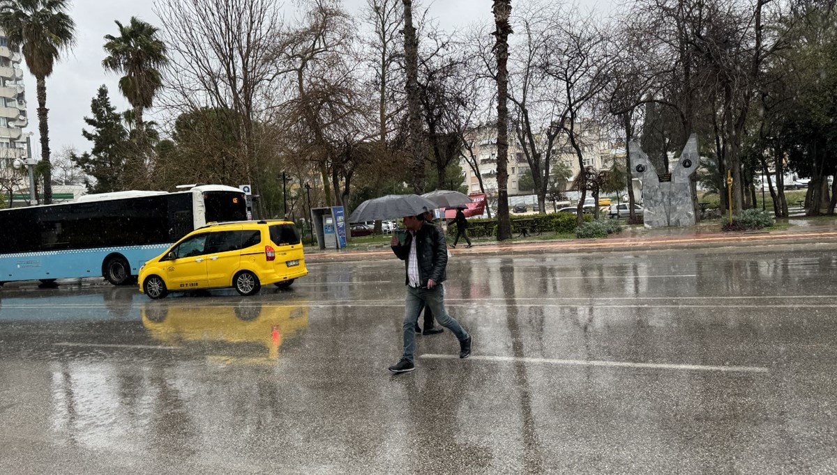 Antalya’yı fırtına vurdu: Denizde hortum, karada yıldırım düşmesi sonucu orman yangını Antalya’yı fırtına vurdu: Denizde hortum, karada yıldırım düşmesi sonucu orman yangını