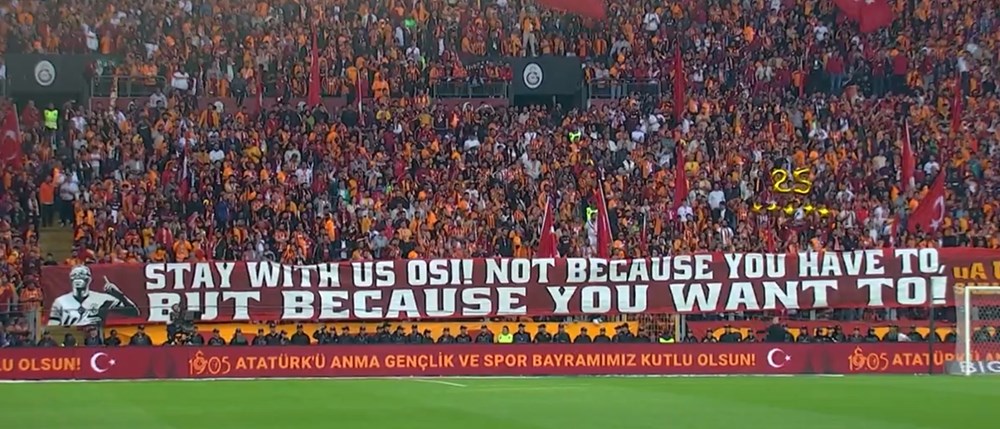 Galatasaray tribünlerinden Osimhen pankartları: "Zorunda olduğun için değil, istediğin için" 75