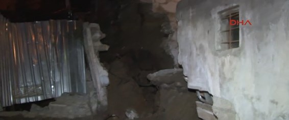 Kağıthane�de istinat duvarı çöktü, iki bina boşaltıldı Son Dakika