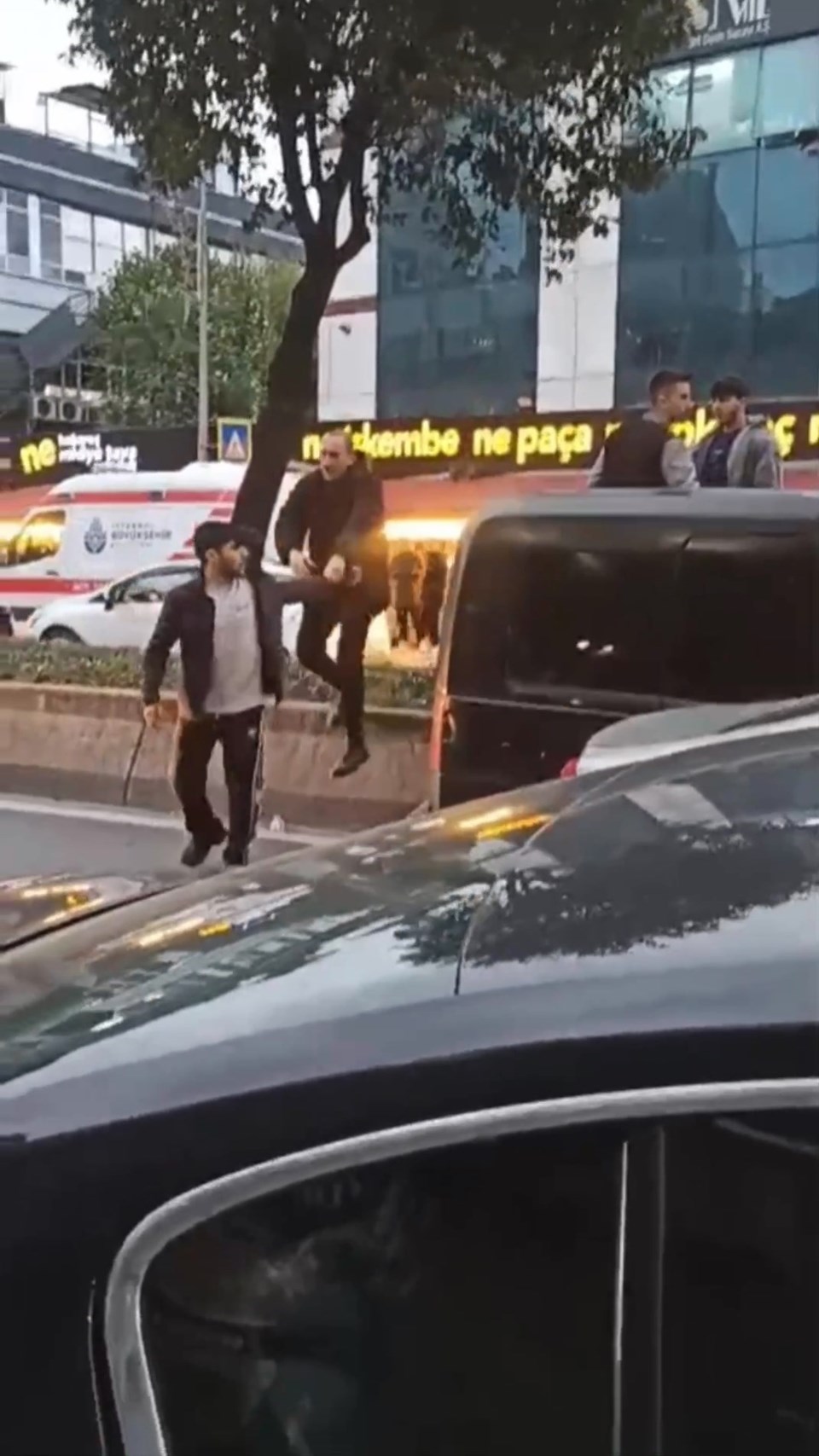 Bayrampaşa'da panik anları: Etrafa ateş açmaya başladı 72 h8Z7VXZEck2TGf9R6v75sQ