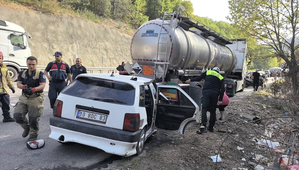 Asit yüklü tankere otomobil çarptı