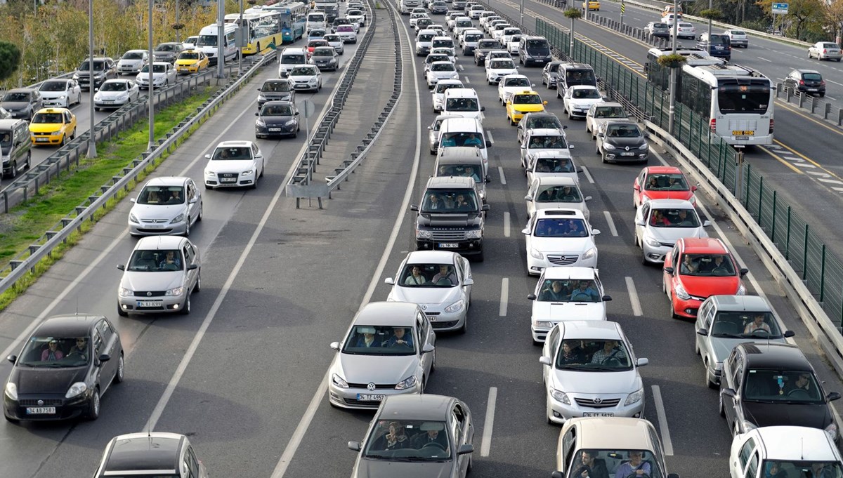 15 Temmuz Şehitler Köprüsü girişinde servis midibüsü yandı