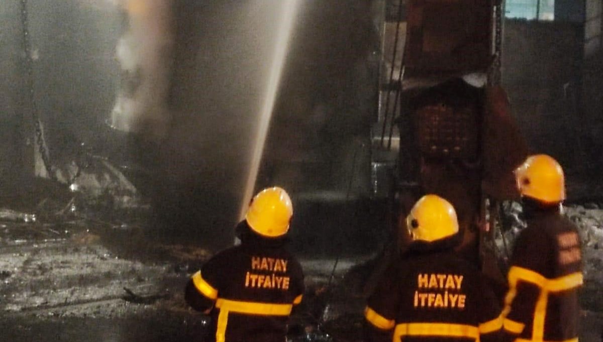 Hatay'da demir çelik fabrikasında yangın Hatay'da demir çelik fabrikasında yangın