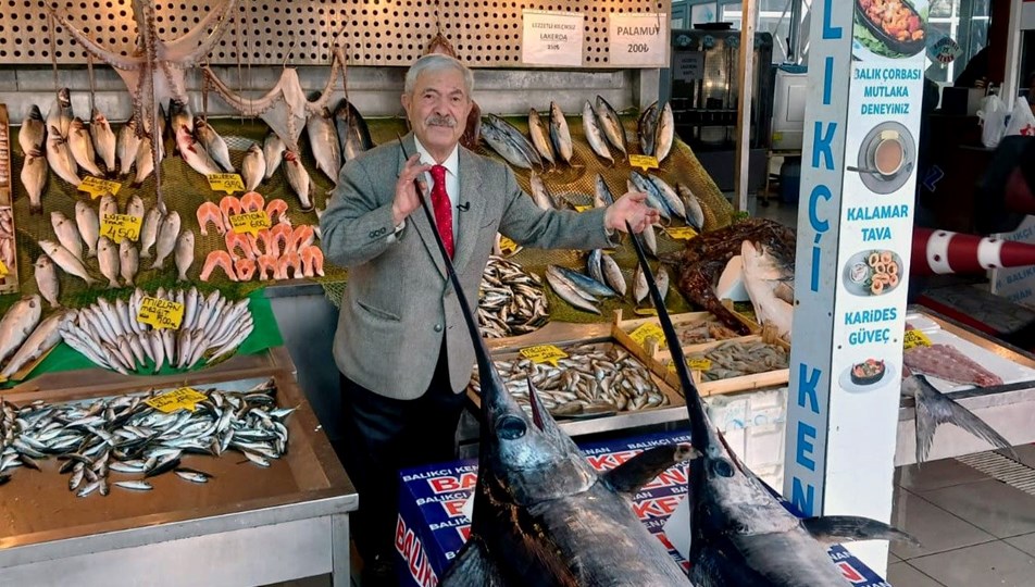 Marmara Denizi’nde dev kılıç balıkları ağlara takıldı