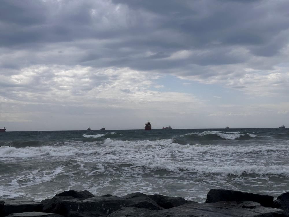 İstanbul’da beklenen fırtına etkili olmaya başladı:
Sultangazi’de dolu, Bakırköy’de dev dalgalar - 3