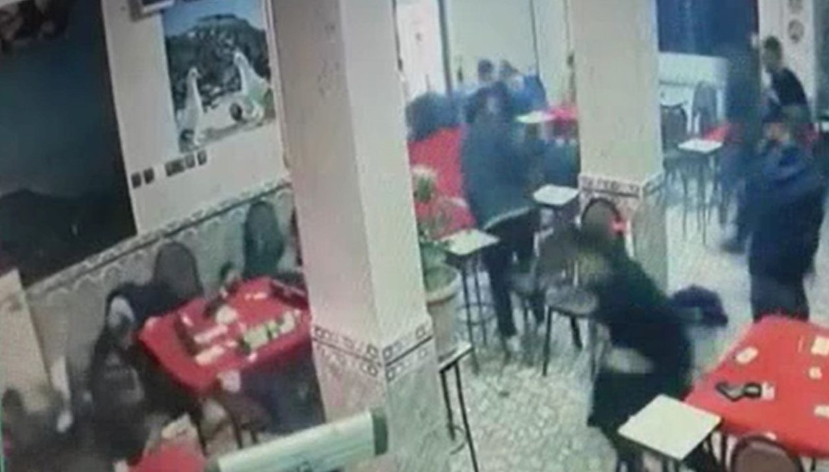 Küçükçekmece'de kahvehaneye ateş açıldı: 2 yaralı