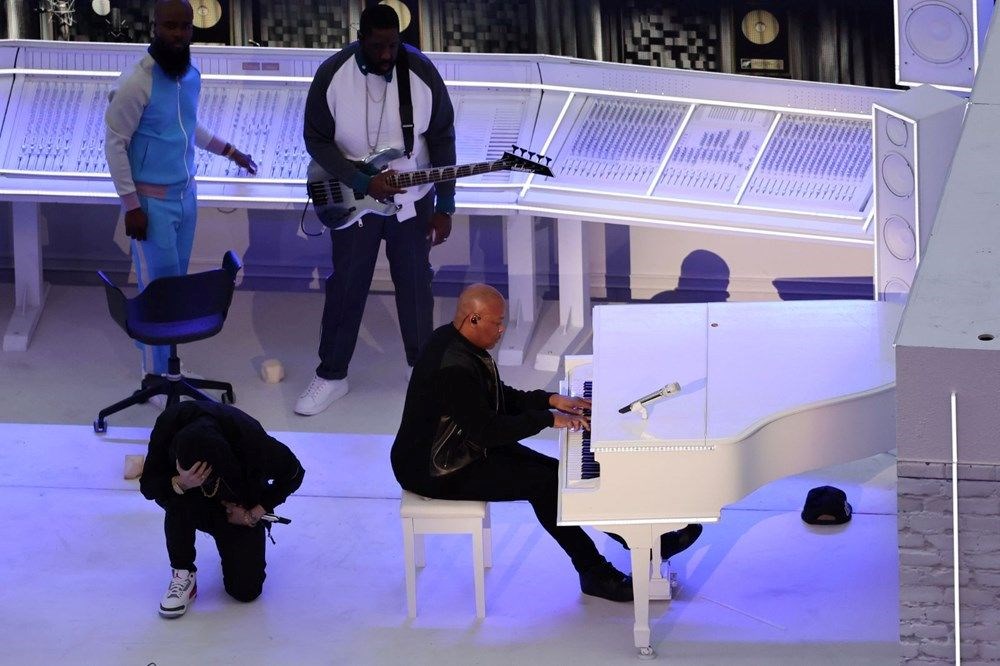 Super Bowl devre arası şovunda diz çöken Eminem'e NFL'den yanıt - 2