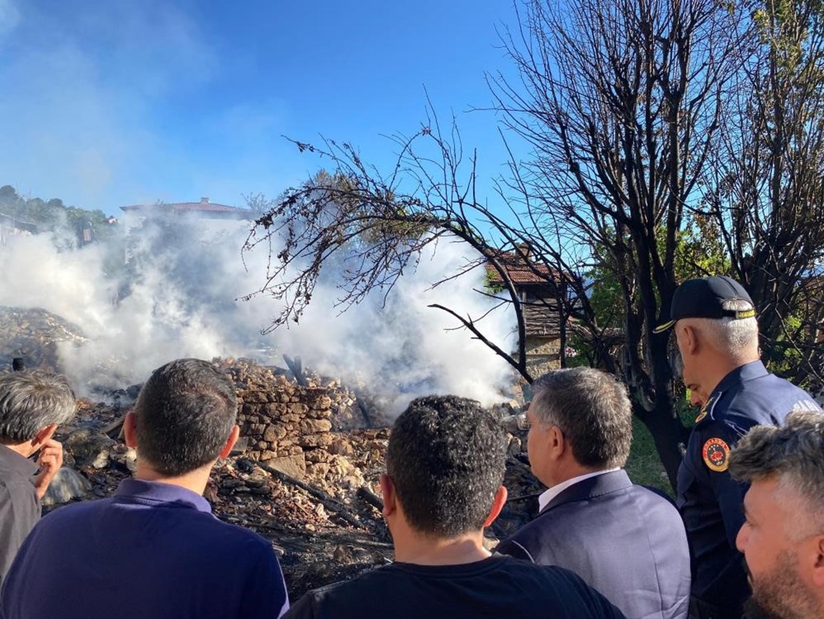 Sinop'ta çıkan yangında 5 ev küle döndü