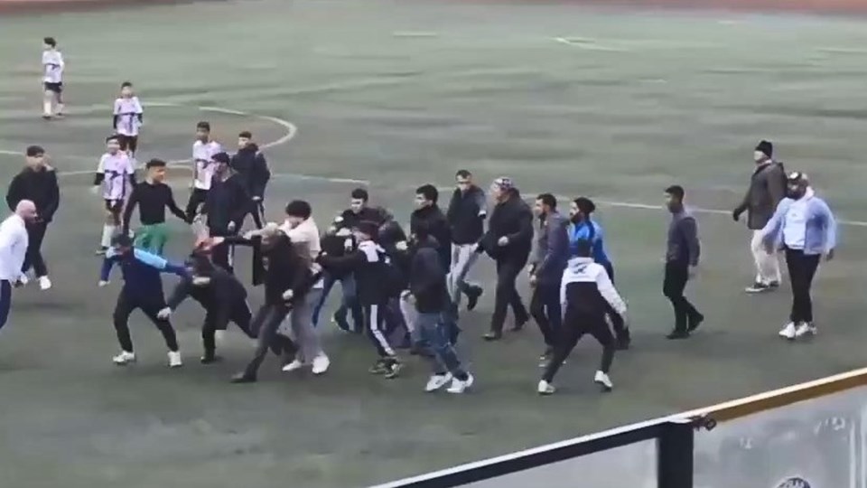Avcılar'da futbol maçındaki kavgayı polis havaya ateş açarak ayırdı - 1