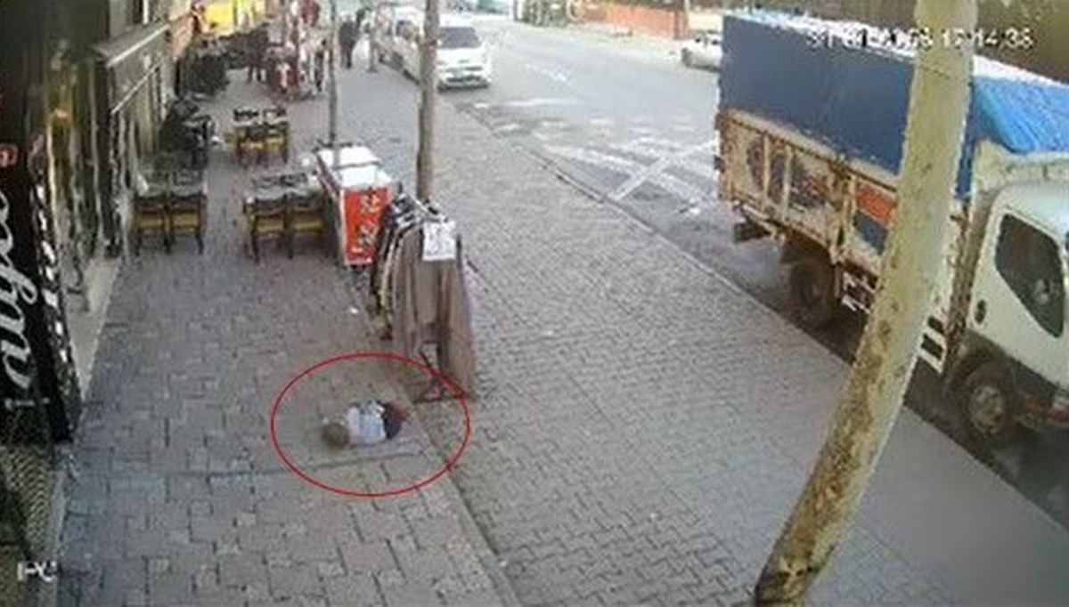 2 yaşındaki çocuk birinci kattaki balkondan aşağıya düştü 2 yaşındaki çocuk birinci kattaki balkondan aşağıya düştü