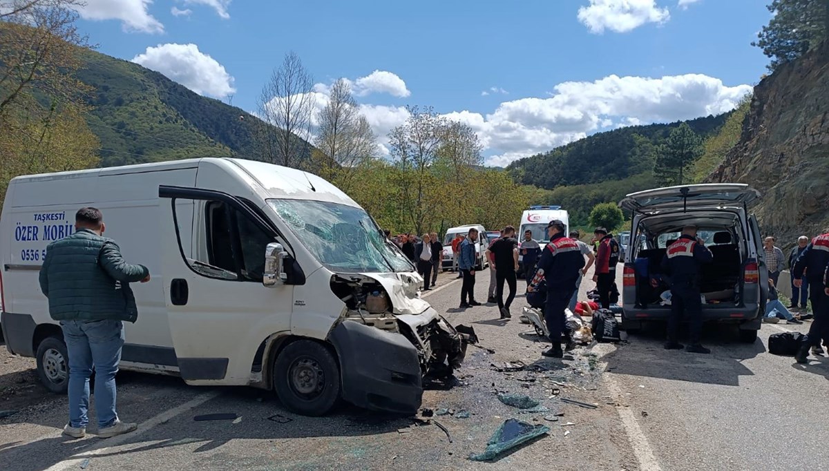 Öğrencileri taşıyan araçla kafa kafaya çarpıştılar: 15 yaralı Öğrencileri taşıyan araçla kafa kafaya çarpıştılar: 15 yaralı