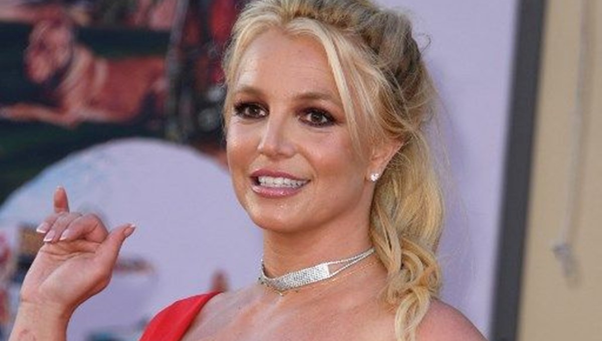 Britney Spears uçakta sigara içti