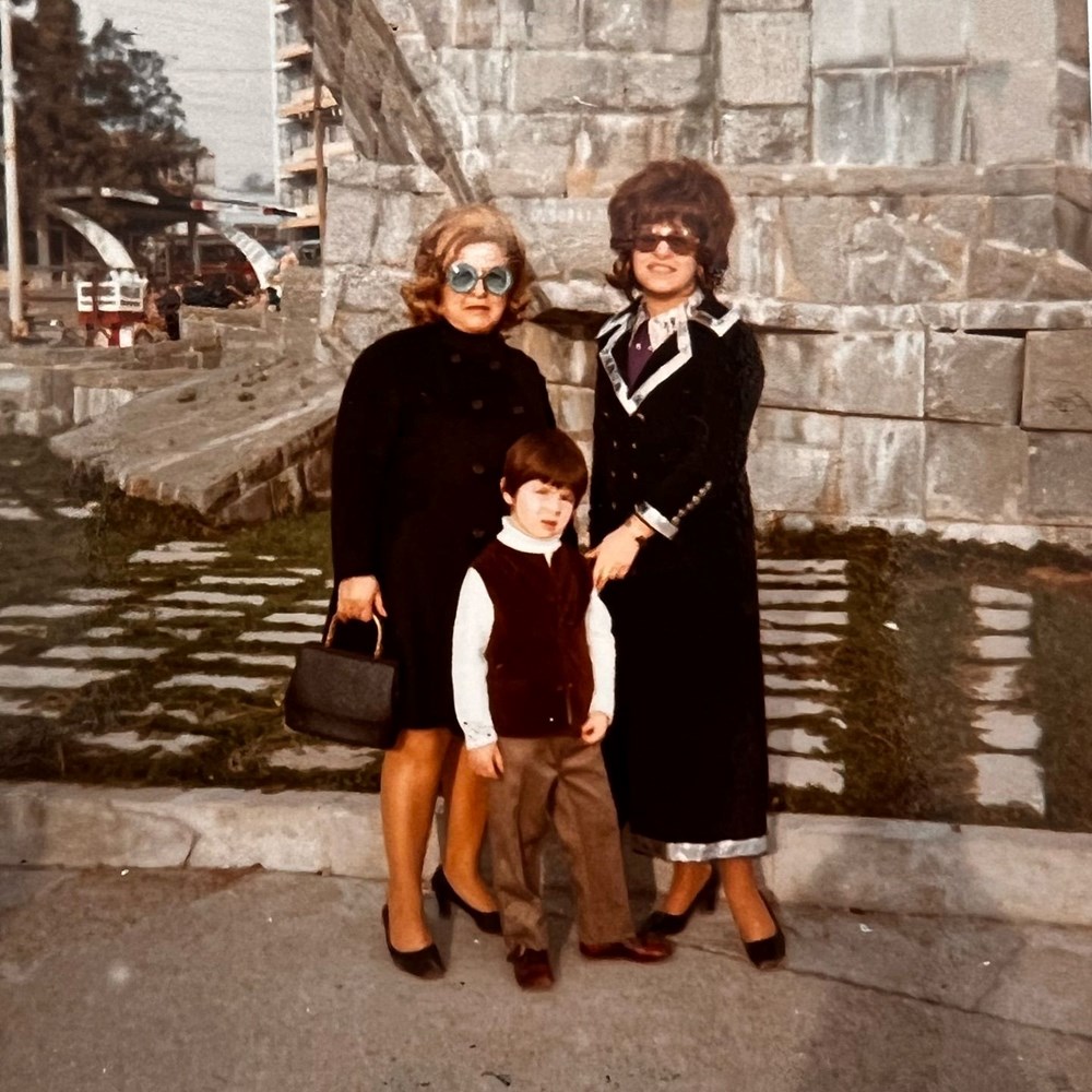 Nilgün Belgün takipçilerini geçmişe götürdü: Bu fotoğraf Marmaris'te çekildi (Ünlülerin çocukluk ve gençlik halleri) - 181