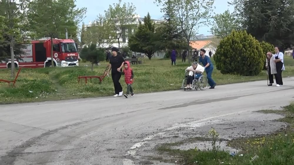 Huzurevinde yangın paniği: Sirenler çaldı, 75 kişi tahliye edildi 76