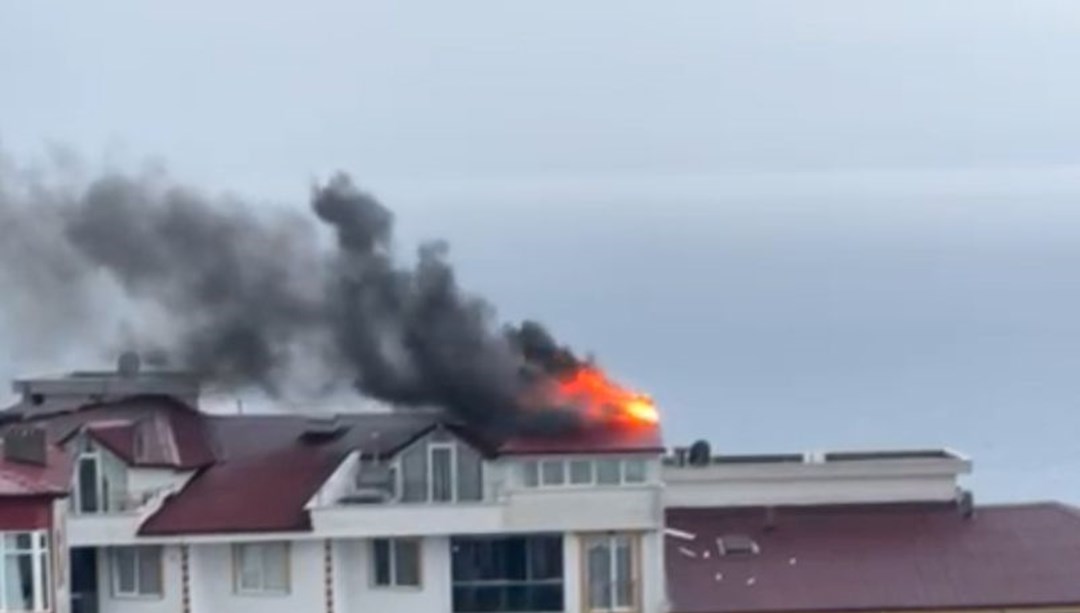 Sinop’ta bir apartmanın çatı katına yıldırım düştü