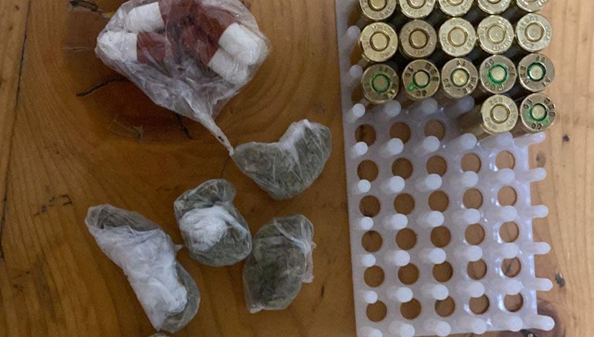 Uyuşturucu satışına suçüstü: 2 kişi tutuklandı Uyuşturucu satışına suçüstü: 2 kişi tutuklandı