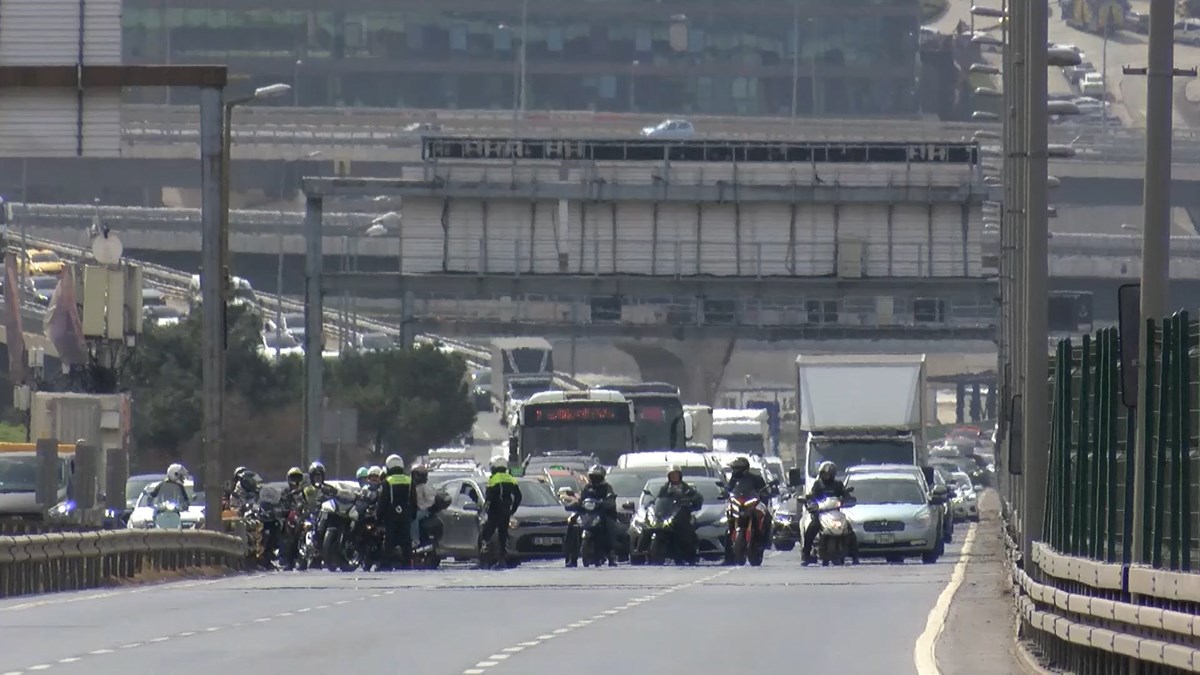 Yol bir süre trafiğe kapatıldı Yol bir süre trafiğe kapatıldı