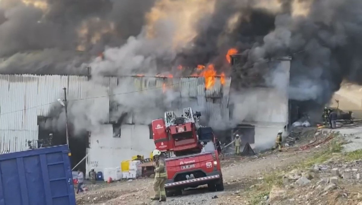 Avcılar'da geri dönüşüm tesisinde yangın