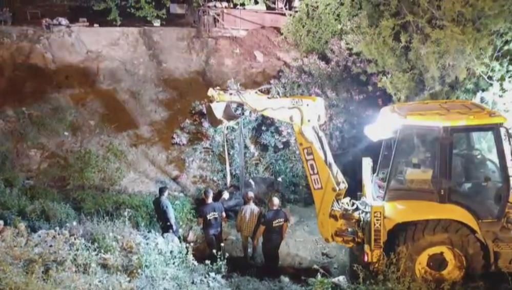 Çamura saplanan inek için operasyon