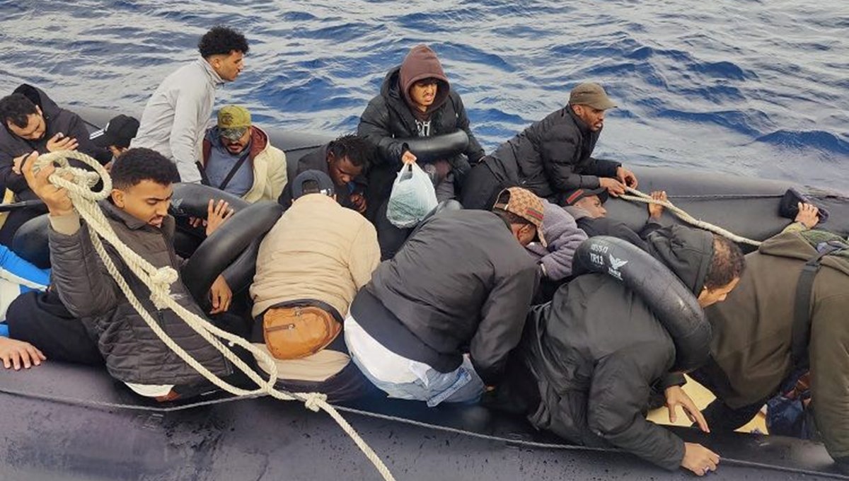 24 düzensiz göçmen kurtarıldı 24 düzensiz göçmen kurtarıldı