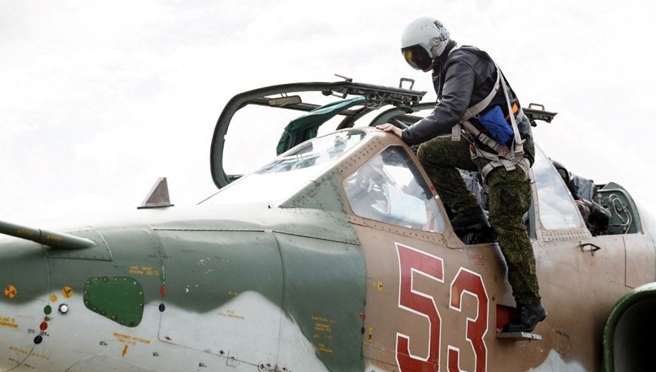 Ehliyetsiz Rus askeri Su-25 savaş jetine kamyonla çarptı