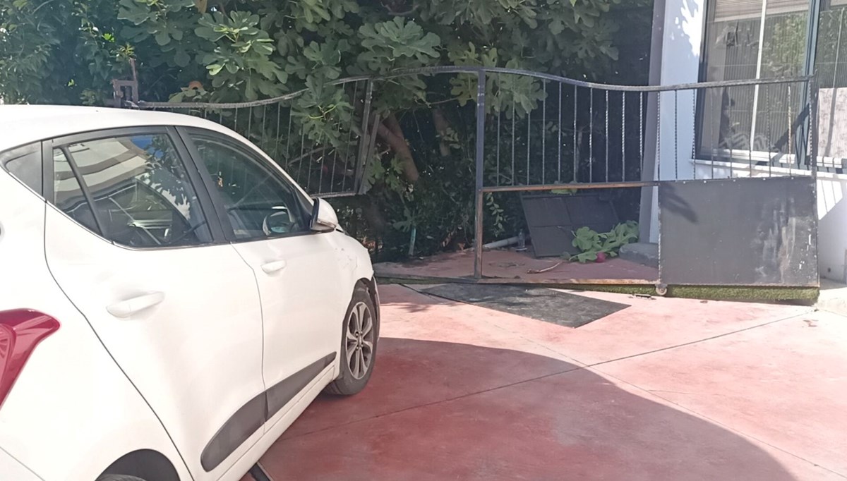 Kocaeli'nde feci kaza: Demir kapı anneanne ve torunlarının üzerine devrildi Kocaeli'nde feci kaza: Demir kapı anneanne ve torunlarının üzerine devrildi