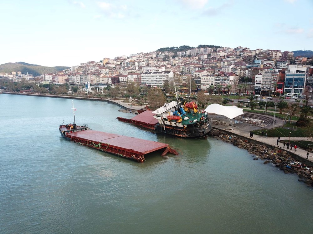 Fırtınada ikiye yarılan gemi havadan görüntülendi - 1